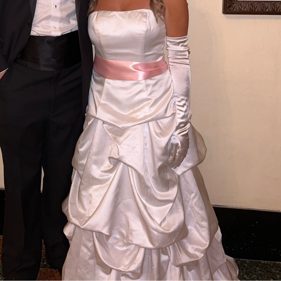 Elegant White Satin Gown - Picture 1 of 2